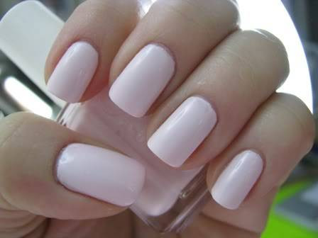 Đổ một ít sơn móng tay lên mặt phẳng nhựa, sau đó rắc bột bắp lên và trộn đều hỗn hợp. Lượng bột bắp càng nhiều thì màu sơn càng lì hơn. Cần nhanh chóng thực hiện các thao tác này vì sơn móng tay để lâu ngoài không khí sẽ rất mau khô. Ảnh: MegaFun.vn.