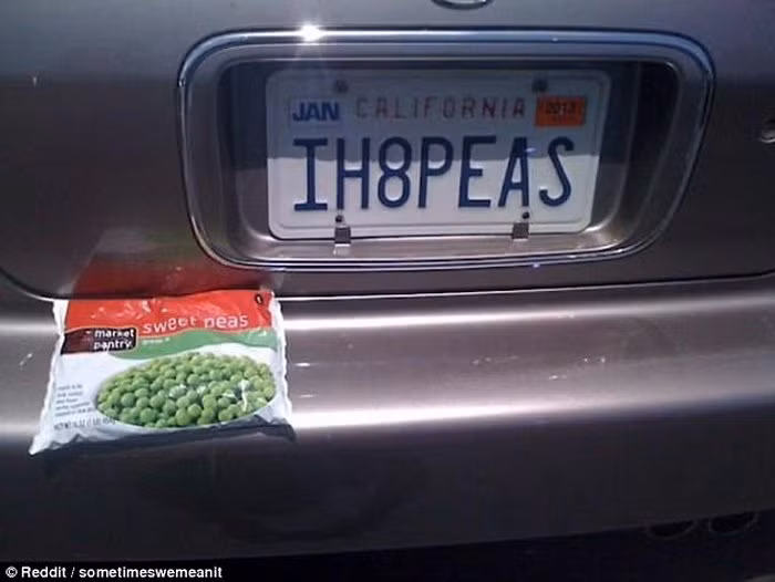 Một món quà ấm áp tặng chồng chúc mừng biển số mới. Chỉ đơn giản thôi nhưng khiến ông chồng này bất ngờ và sướng âm ỉ.