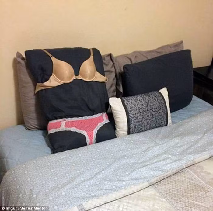 Vợ yêu đi công tác một vài tháng và đây là cách để nhắc nhở chồng về sự có mặt của mình.