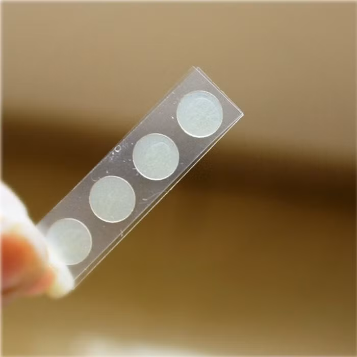 Miếng dán mụn này có thể che khuyết điểm tuyệt vời. Vì thế, bạn có thể dùng nó thay kem che khuyết điểm. Nó vô cùng chắc chắn, dán được trong 3-4 giờ đồng hồ.