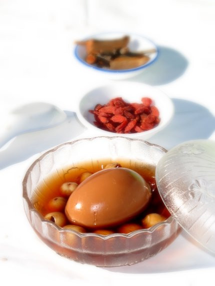 Đặt nồi nước nhỏ lên bếp cho 1/2 dấm nhỏ vào nấu sôi. Tách trứng gà ra cho vào nước dấm đang sôi luộc chín, vớt ra thả vào nước chín nguội. Cuối cùng vớt ra cho ráo nước, rồi cho vào chè sen. Dùng nóng hay lạnh đều ngon. Ảnh: vnfoods.com.