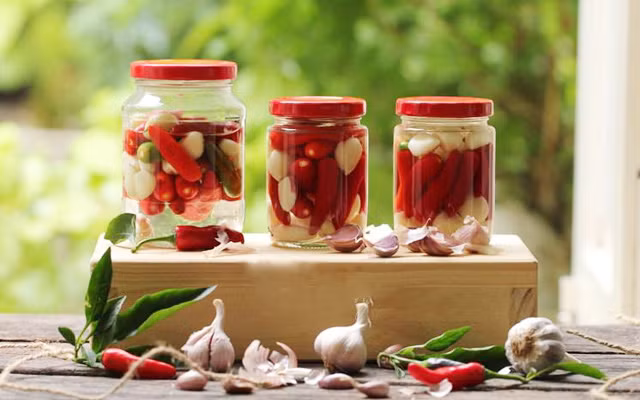 Tránh ăn các thức gây kích thích như ớt, hành, hẹ, tỏi, rượu, các thức ăn béo ngậy, xào, rán, nướng. Ảnh: Duoclieu.vn. (Thông tin trong bài chỉ mang tính chất tham khảo, trước khi sử dụng bài thuốc, vui lòng hỏi ý kiến bác sĩ).