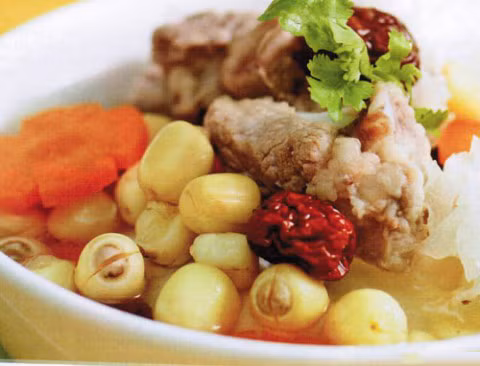 Bài 7: Hạt sen 15g, khiếm thực 15g, thịt lợn nạc 100g, tất cả cho vào nồi nấu chín, tra đủ gia vị ăn. Cần ăn thường xuyên. Ảnh: khangvitan.com.