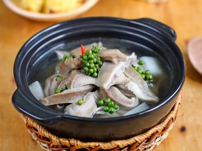 6. Dạ dày lợn, hồ tiêu trắng. Dùng 15g hồ tiêu trắng, 1 chiếc dạ dày lợn. Cho hồ tiêu đã nghiền nhỏ ướp cùng dạ dày lợn và ninh nhỏ lửa. Ăn 3 ngày 1 lần. Món ăn bài thuốc chữa bệnh đau dạ dày dạng hàn. Ảnh: Sites.