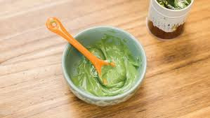 4. Kem trà xanh. Thành phần: Chiết xuất trà xanh, dầu hạnh nhân, nước hoa hồng, tinh dầu, chiết xuất nha đam và sáp ong. Trộn sáp ong và dầu hạnh nhân trong chén nhỏ và đun cách thủy cho đến khi tan chảy hoàn toàn. Sau đó cho tinh chất nha đam, chiết xuất trà xanh, tinh dầu và nước hoa hồng vào trộn đều. Lấy kem ra hủ và để nơi thoáng mát. Ảnh: blogtrinam.com.