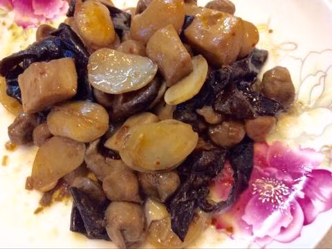 Nêm nước tương, muối, đường và ớt vào luôn. Xào tiếp 5 phút rồi cho 2 thìa nước lọc vào và nhỏ lửa rim. Sau 10 phút kho rim ta có món chay nấm đậu cực ngon. Trình bày ra đĩa và rắc thêm tiêu cho dậy mùi. Ảnh: cookpad.com.