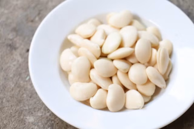 4. Bún chay Huế. Nguyên liệu: Đậu ngự, nấm rơm, đậu khuôn, đậu cove, bí đỏ, cà rốt, khoai tây, cà chua, dứa, măng chua, xì dầu, chao, muối, tiêu, boa rô, đường. Ảnh: bepgiadinh.com.