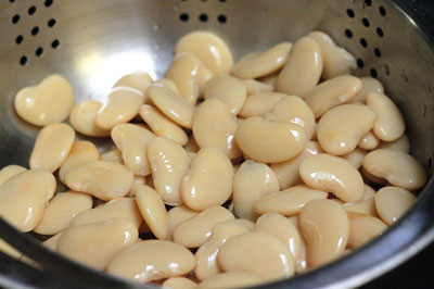 3. Mứt đậu ngự. Nguyên liệu: Đậu ngự, đường, muối, baking soda, nước hoa bưởi. Ngâm đậu ngự để qua đêm cho nở mềm. Rửa sạch, để ráo, cho baking soda và muối vào nồi cùng nước ngập đậu đun chín tầm 10 phút. Ảnh: yeunoitro.net.