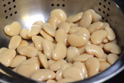 3. Mứt đậu ngự. Nguyên liệu: Đậu ngự, đường, muối, baking soda, nước hoa bưởi. Ngâm đậu ngự để qua đêm cho nở mềm. Rửa sạch, để ráo, cho baking soda và muối vào nồi cùng nước ngập đậu đun chín tầm 10 phút. Ảnh: yeunoitro.net.