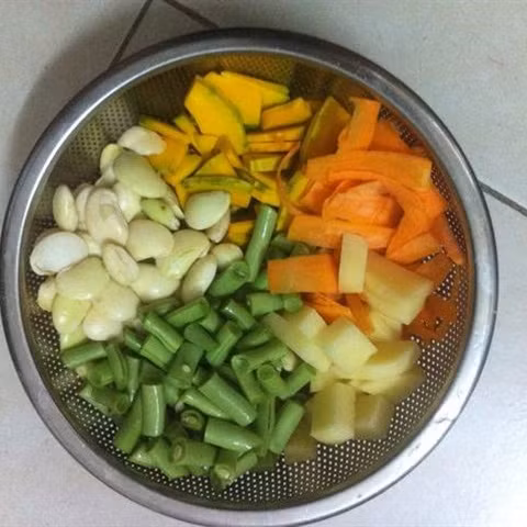 Đậu khuôn rửa sơ cắt lát chiên vàng. Nấm rơm cắt bỏ chân, ngâm nước muối khoảng 15 phút. Rửa sạch để ráo. Cà rốt, khoai tây, bí đỏ, đậu cô ve, đậu ngự, gọt vỏ rửa sạch, cắt miếng vừa. Tương tự với cà chua, dứa, măng chua. Ảnh: Cooky.vn.