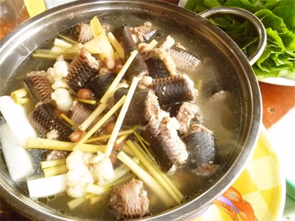 7. Rắn hầm sả: Rắn được hầm mềm chung với sả cây đập dập và củ cải trắng, gừng xắt lát; sau đó rút xương và nêm thêm đường, ớt khô, mỡ, tỏi. Nước chấm với món này là mắm sả. Ảnh: yan.vn.