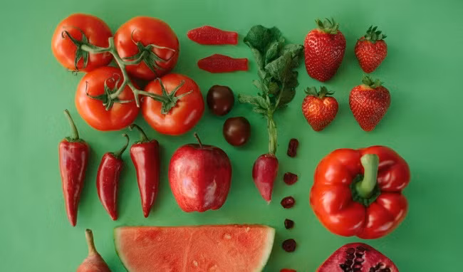 1. Thực phẩm màu đỏ. Chất lycopene có mặt trong những thực phẩm này là một chất oxy hóa cực mạnh, phòng chống được bệnh ung thư và tim mạch. Cà chua, gấc, dưa hấu, ớt chuông các bạn nên cố gắng đưa vào bữa ăn hàng ngày nhé. Ảnh: Healthplus.vn.