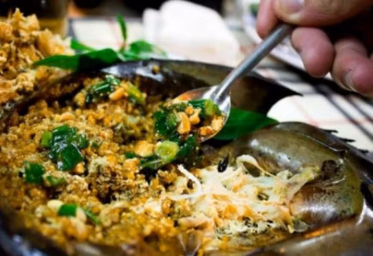 Bưởi đỏ cho vào dưới đĩa. Xếp thịt lợn lên trên, sáp vòng miếng này kế miếng kia rồi cho trứng sam lên trên. Rải rau cần, và rau răm, rắc lạc lên. Cho chút tiêu vào để thêm hương vị. Làm chén nước mắm tỏi, ớt để chan vào ăn gỏi: ớt, tỏi, đường, chanh vào tô giã nát. Đổ giấm vào quấy cho tan đường rồi nêm nước mắm vừa ăn. Ảnh: cachnaumonngon.com.