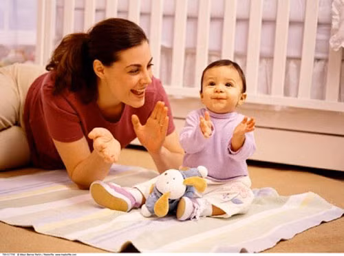 5. Trò chơi hoan hô. Giúp bé phản xạ nhanh, làm quen với những tiết tấu, âm thanh mới. Mẹ chọn một số bài hát vui nhộn, hát theo và vỗ tay theo nhịp. Bé cũng sẽ học để bắt chước mẹ vỗ tay. Hoặc khi mẹ hát hết một bài thì cùng hò reo với bé: "Hoan hô mẹ nào". Ảnh: toilamme.com.