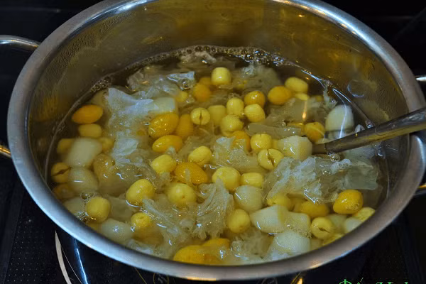 5. Chè hạnh nhân hạt sen. Nguyên liệu: Hạt sen, bột hạnh nhân được nghiền mịn từ hạt hạnh nhân, sữa tươi, đường. Hạt sen tách bỏ tâm, rửa sạch lại với nước rồi để ráo. Cho hạt sen vào nồi, đổ nước vào xâm xấp mặt hạt, ninh cho mềm rồi thêm đường vào. Ảnh: Monngon.tv.