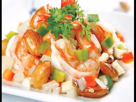 Phi dầu với tỏi băm, cho tôm xào nhanh với hạnh nhân, tôm gần chín cho thêm ớt chuông, hành tây, nấm vào, nêm 1 muỗng càphê hạt nêm, 1 muỗng càphê đường, 1 muỗng súp giấm, đảo đều. Tắt lửa, thêm tiêu, hành ngò. Ảnh: Youtube.com.