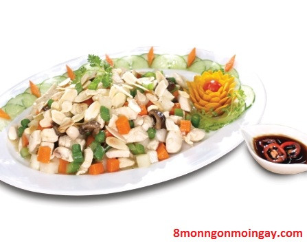 Su hào, cà rốt, nấm hương thái hạt lựu. Phi thơm hành, cho tất cả các nguyên liệu trên vào xào chín, cho thêm bột đao, nêm vừa. Trước khi bắc ra cho hành hoa thái khúc. Xúc ra đĩa rắc hạt tiêu, rau mùi. Bày vào đĩa sâu lòng hoặc bát to. Ảnh: 8monngonmoingay.com.