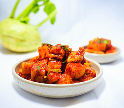 Cho su hào vào trộn đều cùng hỗn hợp vừa làm. Sau đó cho vào hộp rồi đậy nắp để ở nhiệt độ phòng khoảng 1 ngày là có thể ăn được. Ảnh: homnayangi.vn.