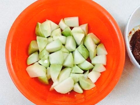 Xóc su hào với muối để khoảng 30 phút, sau đó xả qua nước sạch, để phơi cho su hào ráo nước. Tôm tươi đem hấp qua rồi bóc lấy nõn tôm. Cá cơm rửa qua nước cho sạch đất cát. Cho cá cơm, tôm, 1 bát con nước, 1 mẩu gừng đập dập vào ninh chung với nhau trong 30 phút. Ảnh: homnayangi.vn.