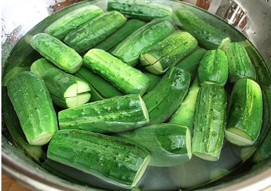 4. Kim chi dưa chuột. Nguyên liệu: Dưa chuột, muối, tỏi, cà rốt, hành tây, bột ớt, nước mắm, đường, hạt vừng. Dưa chuột rửa sạch, cắt bỏ 1 ít phần đầu trắng, rồi dùng dao, chia dưa chuột làm 4 phần bằng nhau theo chiều dọc. Ảnh: doisongphapluat.com.