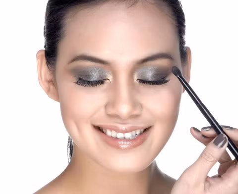 Bí quyết trang điểm đôi mắt. Dùng phấn phủ màu hồng có chứa nhũ lên toàn bộ bầu mắt và phần mi dưới. Màu hồng lấp lánh sẽ giúp mắt bạn trông trẻ và tự nhiên hơn. Ảnh: bammihanquoc.vn.