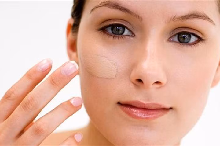 Bí quyết tạo lớp nền. Đây là bí quyết trang điểm đầu tiên bạn nên bỏ túi. Trộn đều kem lót và kem nền rồi nhẹ nhàng tán đều hỗn hợp lên toàn bộ da mặt. Đối với những vùng mắt bị thâm hay vùng da bị nám, mụn, vết thâm bạn hãy chấm một lượng nhỏ kem che khuyết điểm vào những vùng này rồi thoa đều. Ảnh: Thoibao.today.