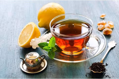 Để khoảng 1 tháng, sau khi mật ong và quả atiso đã hòa lẫn vào nhau, đổ quả ra rổ, chắt nước cốt cho vào nồi to, đun sôi ở nhiệt độ bình thường. Đến khi nước cốt sôi, lấy vợt vợt quả, trụng vào nồi nước cốt quả đang sôi trên bếp, nhanh tay vớt quả ra cho vào rổ khô. Đun sôi lại nước cốt. Để thật nguội nước cốt và quả, sau đó đổ chung hai thứ vào lọ to khô, bịt kín, để nơi khô ráo.Khi uống, pha siro cùng nước lọc, có thể uống ấm hoặc cho thêm đá. Ảnh: Matongtaybac.com.