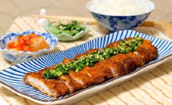 Đun nóng dầu ăn, cho từng lát thịt đã tẩm bột vào rán vàng hai mặt. Sau khi thịt vàng bạn gắp ra đĩa. Dùng kéo hay dao bén cắt thịt thành từng lát mỏng vừa ăn. Hành lá rửa sạch rồi thái nhỏ. Pha 1 bát nước chấm gồm: hai thìa mật ong, một thìa nước mắm và một ít ớt bột, khuấy đều cho mật ong tan. Đun nóng nồi rồi cho hỗn hợp vào cho đến khi sền sệt lại, rưới lên từng miếng thịt. Ảnh: matongnguyenchat.info.