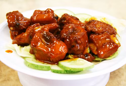 4. Sườn rim mật ong chua ngọt. Nguyên liệu: Sườn, mật ong, chanh, muối, mì chính, đường, tỏi, hành, tương ớt. Cách làm: Sườn non rửa sạch luộc qua cho thịt róc xương. Pha hỗn hợp nước chua ngọt vị mật ong lên. Sau đó, rán qua sườn đã luộc chín đến khi vàng cho ra bát tô to rồi đổ nước dùng lên ướp khoảng 10 phút. Ướp gia vị cho sườn và đổ nước lên rán cho đến khi chín sườn thì vớt ra. Ảnh: 7monngonmoingay.info.