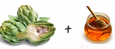 2. Nước uống giải khát atiso và mật ong. Nguyên liệu: Quả Atiso, mật ong. Rửa sạch quả atiso và để ráo nước. Tách vỏ và hạt, vỏ để làm siro, hạt để ngâm rượu hay cho hết vào ngâm siro cũng được. Cho quả vào lọ, cứ một lớp quả thì rải một lớp mật ong nguyên chất lên trên và đậy kín miệng lọ. Để qua 2 đến 3 ngày cho nước cốt quả ngấm ra. Trong thời gian đó, thỉnh thoảng lấy thìa to ấn nhẹ cho quả ngập xuống nước cốt, tránh tình trạng quả bị nổi lên rất dễ bị mốc. Ảnh: Matongtaybac.com.