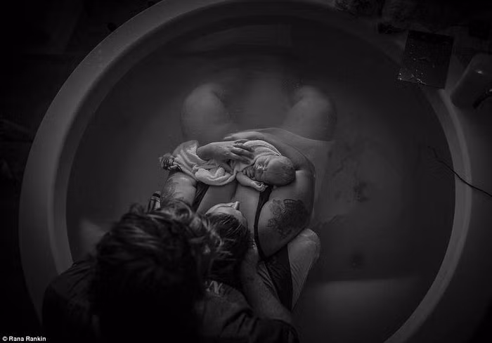 Một ca sinh dưới nước dễ dàng. Sinh con dưới nước đang là phương pháp được nhiều người chọn lựa bởi khiến mẹ không mất sức quá nhiều mà bé con ra đời cũng thuận lợi hơn.