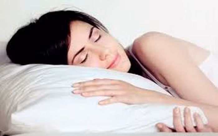 Chọn ga gối vải cotton. Cho một ngày mát mẻ, hãy chọn những loại vải nhẹ nhàng như lụa, satin hoặc cotton. Nó có trọng lượng nhẹ và thoáng khí, sẽ giúp tăng cường lượng không khí trong phòng ngủ.