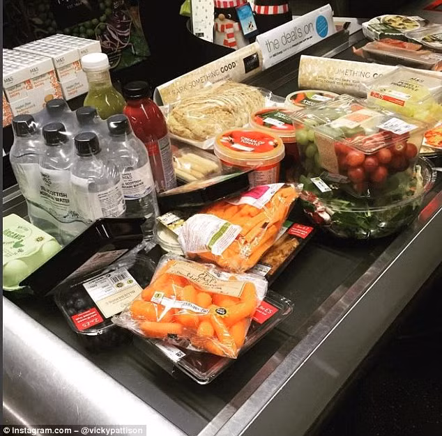 Vicky Pattison. Ngôi sao truyền hình thực tế nổi tiếng nước Anh đã quyết tâm giảm cân vì thế cô tăng mức độ tập thể dục. Cô cũng loại bỏ đồ ngọt khỏi chế độ ăn và thay thế bánh kẹo bằng sô cô la. Ăn nhiều trái cây tươi và rau quả, súp khỏe mạnh, trứng giàu protein và các loại nước màu xanh lá cây.