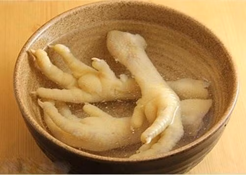 4. Nước hầm chân gà. Hằng ngày chị em chỉ cần ăn 3-4 cái chân gà, đảm bảo núi đôi của chị em sẽ nảy nở và đầy đặn lên chỉ sau khoảng thời gian ngắn. Cách làm món này cũng khá dễ, sau khi mua chân gà về bạn hãy rửa thật sạch, chặt thành khúc vừa ăn rồi rang chân gà với gừng cùng với các loại gia vị cần thiết, tiếp đó cho nước vào và ninh trong khoảng 20 phút. Ảnh: ngoisao.vn.