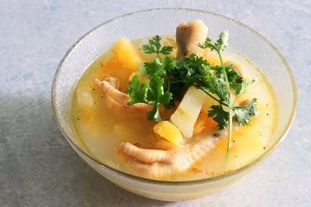 Bạn có thể dùng nước chân gà hầm này để nấu canh, nấu mì, súp hay nấu bún đều được… Món này sẽ giúp ngực phát triển với kích thước như bạn mong muốn chỉ sau 1-2 tháng mà thôi. Ảnh: 7monngonmoingay.info.