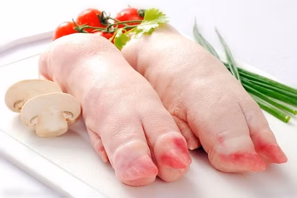 3. Chân giò: Chân giò là 1 món ăn cực kỳ nhiều chất dinh dưỡng đồng thời nó còn cung cấp một hàm lượng Lipid rất cần thiết để tăng cường và hỗ trợ quá trình tích tụ mô mỡ bên dưới da trong cơ thể. Do đó ăn chân giò hầm thường xuyên sẽ giúp ngực của bạn to tròn, đầy đặn hơn trông thấy. Ảnh: Monngon.tv.