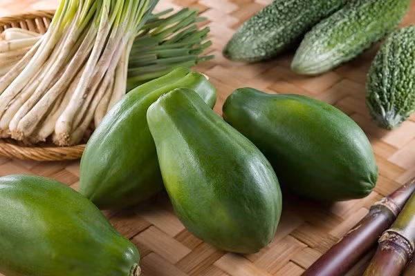 2. Đu đủ xanh: Là loại trái chứa nhiều enzyme có tác dụng hỗ trợ kích thích Estrogen và góp phần đẩy nhanh tiến trình hấp thụ Protein, đu đủ xanh được coi là loại “thần dược” giúp tăng kích thước vòng 1 an toàn và nhanh chóng. Ảnh: baomoi.com.