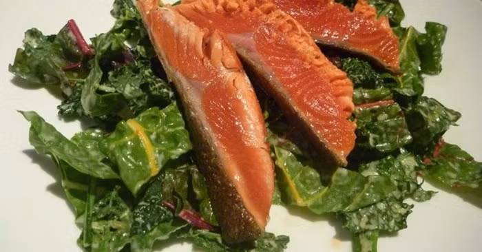 Cháo cá hồi, cải xoăn. Cá hồi luôn được biết đến là loại thực phẩm bổ dưỡng hàng đầu với hàm lượng Omega-3, vitamin B12 dồi dào nhất. Ngoài ra, các thành phần dinh dưỡng có trong cá hồi còn có rất nhiều tác dụng rất tốt cho sức khỏe của cả người lớn và trẻ nhỏ. Cộng thêm cải xoăn được xem là vua của các loại rau, chắc chắn món cháo cá hồi cải xoăn sẽ cực kỳ tốt cho trẻ. Ảnh: Pinterest.