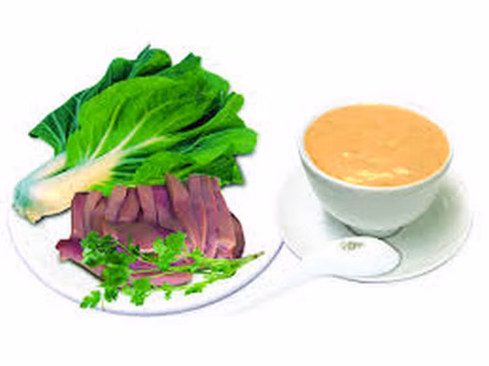 Cháo gan lợn cải xanh. Gan chứa nhiều sắt, B12 kết hợp với cải xanh, món cháo ăn dặm từ gan lợn cải xanh sẽ giúp các mẹ thêm vào sổ tay ăn dặm món này vừa dinh dưỡng lại hợp với hệ tiêu hóa của trẻ. Ảnh: Pinterest.