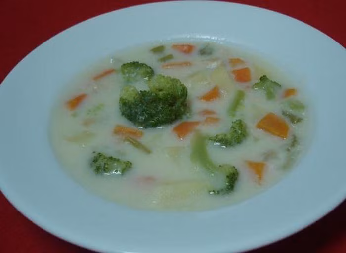 Súp lơ. Súp lơ chứa các thành phần dinh dưỡng giúp phòng chống bệnh ung thư. Súp lơ trắng chứa nhiều Vitamin B12, A, C và canxi. Do đó mẹ hoàn toàn có thể chế biến nhiều món ăn dặm từ súp lơ như cháo súp lơ, các loại súp súp lơ hay kem súp lơ. Ảnh: Miumiucooking.