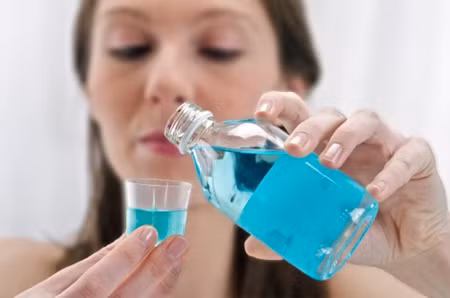 1. Trị nấm tay, chân: Hòa 2 cốc nước súc miệng với 1 chút giấm, sau đó lấy bông gòn thấm nhẹ, lau vào những vùng bị tổn thương là xong. Ảnh: mbi.dkn.tv.