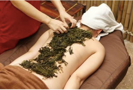 Để chữa đau lưng, lấy quả hồi bỏ hạt, tẩm nước muối, sao, tán nhỏ, mỗi lần uống 6-10 g với rượu, đồng thời chườm nóng bằng lá ngải cứu. Ảnh: chuyenkhoaxuongkhop.com.