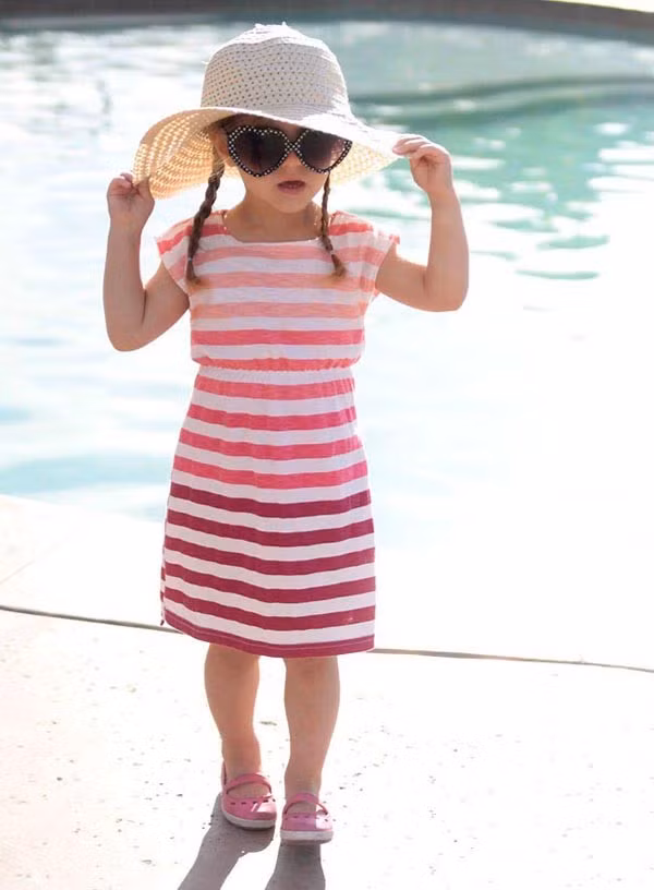 Chiếc váy sành điệu cho bé yêu đi chơi, đi biển đều rất phù hợp. Ảnh: DIYreddit.