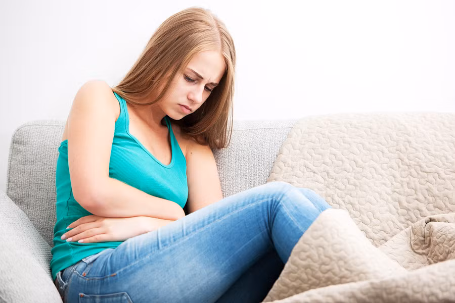 7. Hành kinh có máu đông thành cục, đau bụng kinh, rong kinh: Lấy nghệ đen và cao ích mẫu, mỗi thứ 15g sắc uống mỗi ngày một thang. Ảnh: Lasen.com.vn.