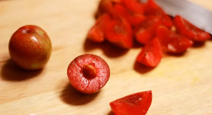 3. Hạt mận. Chữa chàm và vết thâm. Dùng nhân của hạt mận, nghiền nhuyễn, trộn đều với lòng trắng trứng gà rồi lấy hỗn hợp đó bôi lên chỗ nám hay nốt đen trước khi đi ngủ, rửa sạch vào sáng hôm sau. Ảnh: Beemart.