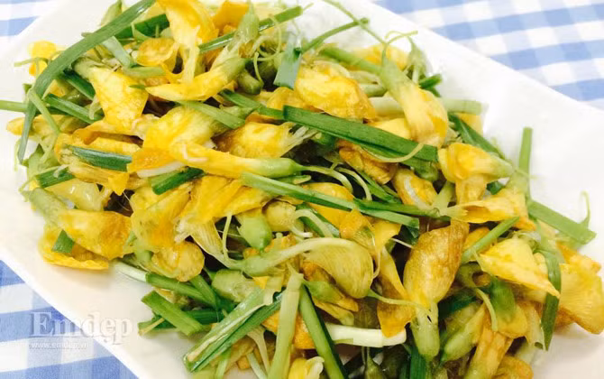 Điên điển muối chua giải nhiệt, nhuận trường: Bông điên điển rửa sạch, để ráo, cho vào hũ sành hoặc hũ thủy tinh. Lấy phần lắng trong của nước vo gạo pha với muối, đổ vào hũ ngập hoa. Dùng lá chuối hoặc lá môn rửa thật sạch, đậy kín hũ. Khoảng 3 ngày sau, hoa chua là ăn được. Ảnh: emdep.vn.