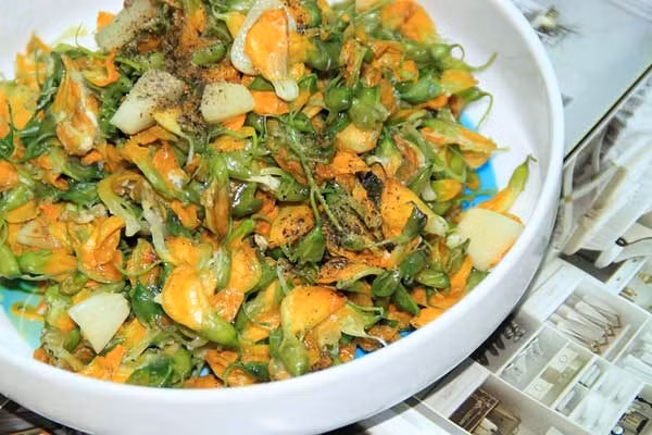 Điên điển xào trứng giải độc, bồi bổ cơ thể: Bông điên điển 100-200 g rửa sạch, trứng vịt 2-3 quả đập vào tô, nêm gia vị vừa ăn (nước mắm, tiêu, bột ngọt), một ít hành lá xắt nhỏ rồi đánh đều để sẵn. Cho dầu ăn vào chảo, phi hành thơm, trút hoa điên điển vào trộn đều, sau đó đổ trứng vào xào nhanh, khi vàng đều thì trút ra đĩa, dùng nóng với cơm. Ảnh: iHay.thanhnien.vn.