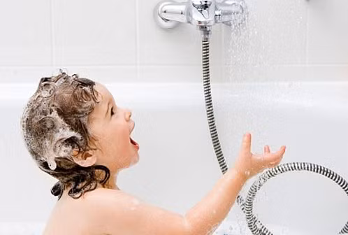 7. Dạy con tự tắm: Chuẩn bị cho bé một chậu nước ấm to, một chiếc khăn cọ và một chiếc khăn tắm lớn và hướng dẫn bé. Trong khi bé tắm, mẹ vẫn cần ở bên cạnh, động viên và khen ngợi bé. Nếu bé chưa làm sạch khu vực nào trên cơ thể thì mẹ cha hãy giúp con. Không nên để con tắm quá lâu sẽ dễ làm con bị cảm. Ảnh: aFamily.vn.