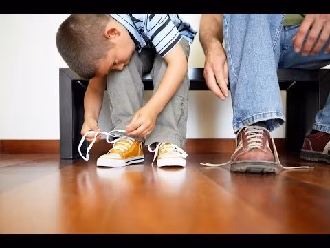 4. Dạy con tự xỏ giày, xỏ dép: 3 tuổi trở lên, khi cha mẹ nhắc nhở bé đi dép trái rồi, bé hoàn toàn có thể đổi lại dép để đi cho đúng. Mẹ có thể mua 1 cái lắc chân cho con, và đánh dấu bằng hình dán hoặc màu vẽ vào chiếc dép hay chiếc giày mà chân đeo lắc sẽ đi. Sau đó mẹ cha hãy hướng dẫn bé, sau 1 thời gian bé sẽ dễ dàng phân biệt và đi giày đúng cách hơn. Ảnh: video.hmongcam.com.