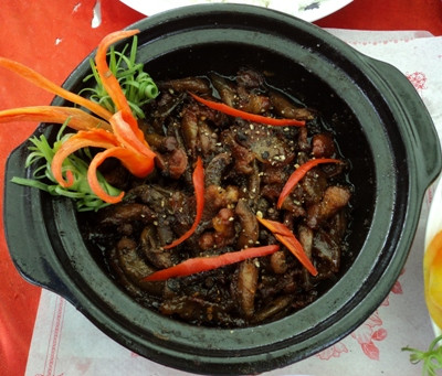 2. Cá thòi lòi kho tiêu. Nguyên liệu: Cá thòi lòi, nước mắm, đường, bột ngọt, tiêu, nước cốt dừa,hành tím. Cá thòi lòi tươi sống được làm sạch, bỏ mắt, ruột để ráo nước. Ướp cá cùng các gia vị nước mắm, đường, bột ngọt, hành băm, tiêu, tất cả để trong nồi đất. Ảnh: diadiemdulich.com.